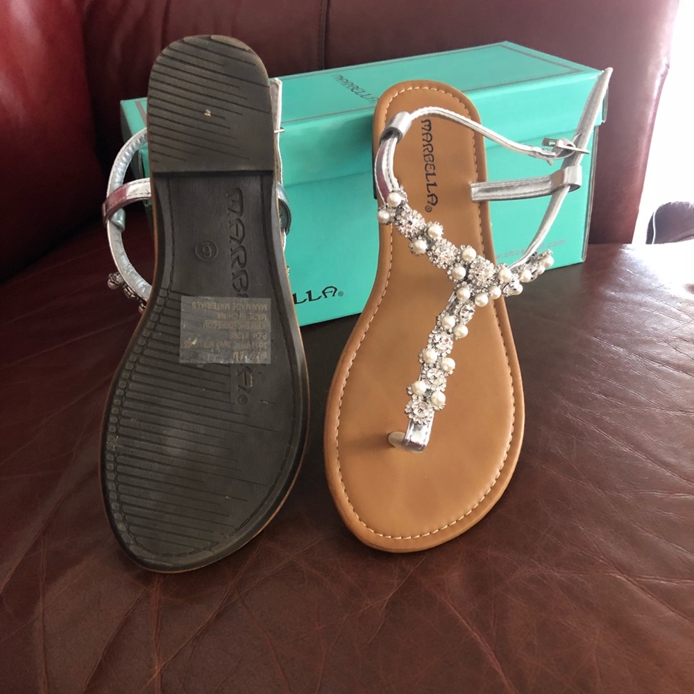 worn only once for pictures & ceremony.